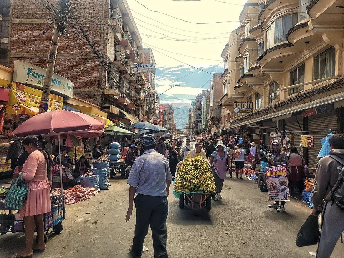 Calle del mercado de La Cancha, en Cochabamba