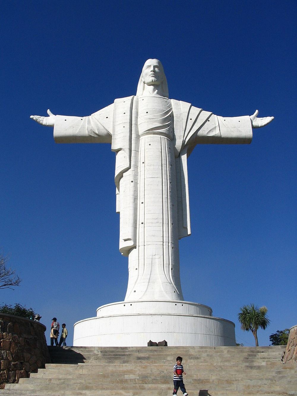 Estatua del Cristo de la Concordia sobre el cerro San Pedro
