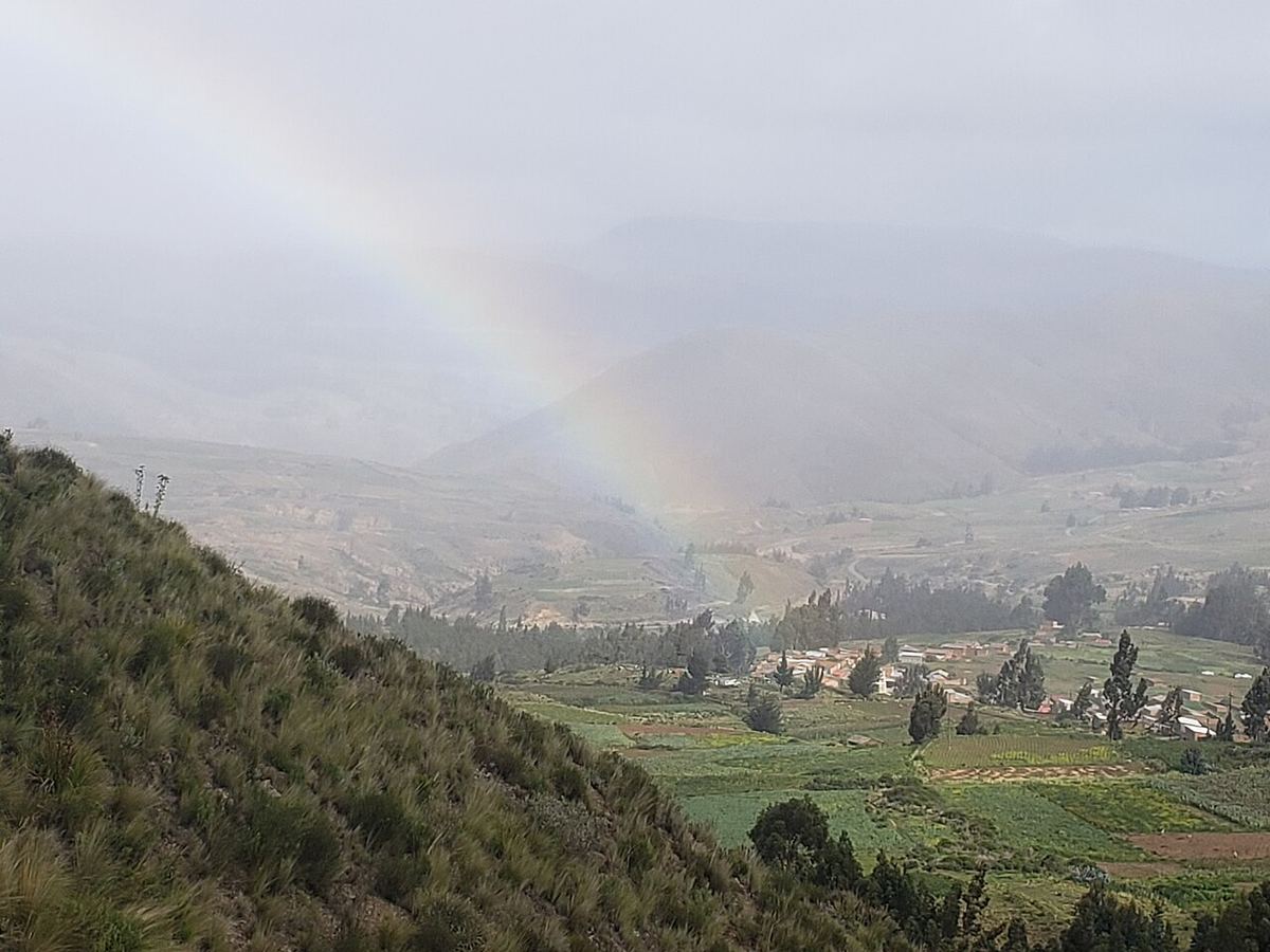 Paisaje del valle de Cochabamba con parcelas de cultivo